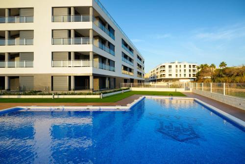 una gran piscina frente a un edificio en 102 Dream Sea View Magic Apartment in La Mata, en La Mata