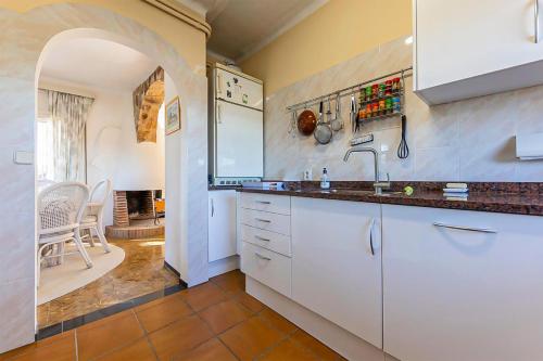 una cucina con un lavello e un piano di lavoro di Club Villamar - Casa Siete a Llagostera