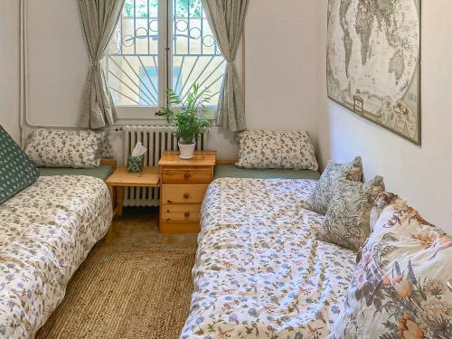 una camera da letto con un letto, una finestra e un tavolo di Club Villamar - Casa Siete a Llagostera