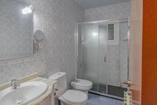 La salle de bains est pourvue d'une douche, de toilettes et d'un lavabo. dans l'établissement Club Villamar - Rubia, à Calonge