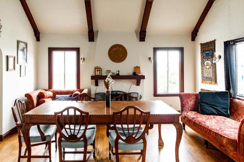- un salon avec une table et des chaises en bois dans l'établissement Beautiful, Historic Family Home near Lake Merritt, à Oakland