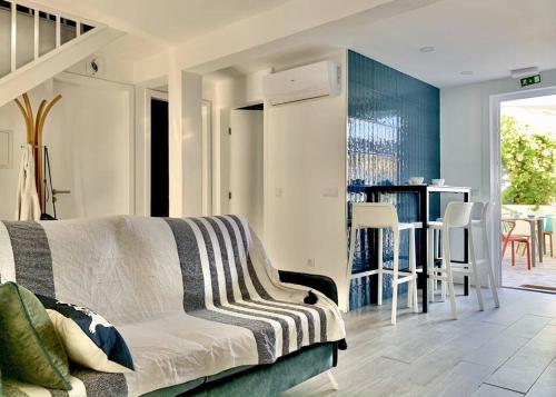 un salon avec un canapé et une table dans l'établissement Perto do Mar, Alojamento Local - Espaço T2 privativo, à Vagos