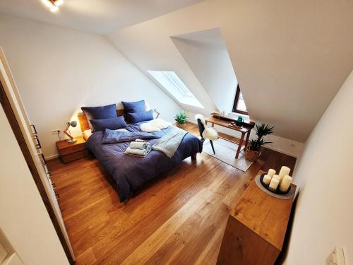 um quarto com uma cama com almofadas azuis em Seezeit - gemütliche Ferienwohnung, Tiefgarage, Cospudener See em Markkleeberg