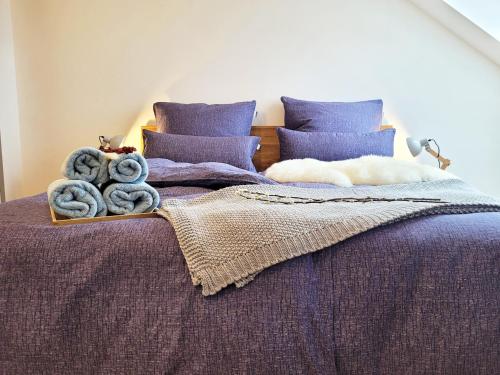 Seezeit - gemütliche Ferienwohnung, Tiefgarage, Cospudener Seeにあるベッド