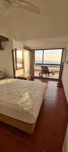 une chambre avec un lit et une vue sur l'océan dans l'établissement Apartment with a stunning view over Sesimbra, à Sesimbra