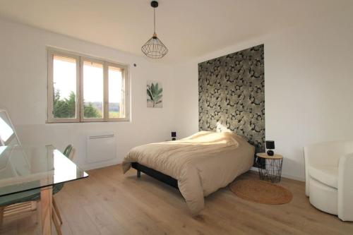 Schlafzimmer mit einem Bett, einem Fenster und einem Schreibtisch in der Unterkunft Joli appartement au calme in Lay-Saint-Christophe