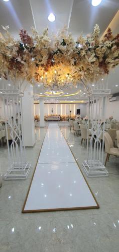 a banquet hall with a white dance floor and chairs at فندق المستقبل للشقق الفندقية ALMUSTAQBAL HOTEL Apartments in Ibrā