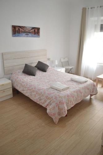 sypialnia z dużym łóżkiem z różowym narzutem w obiekcie Habitación privada Granada centro w Grenadzie