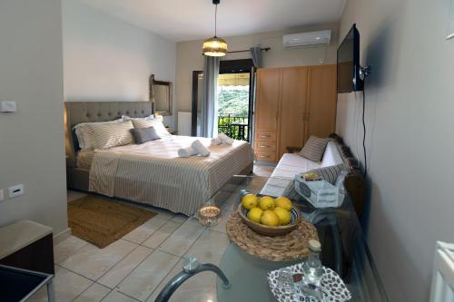 ein Schlafzimmer mit einem Bett und einer Obstschale auf einem Tisch in der Unterkunft Elaionas Studios in Gythio