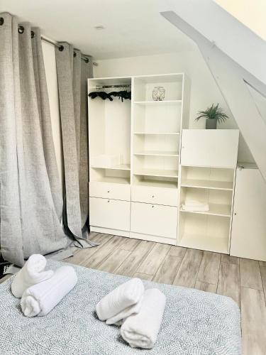 une chambre avec un lit avec des serviettes dessus dans l'établissement Escapade marine, à Deauville