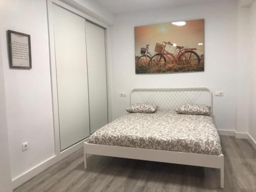 アリカンテにあるPlaza de Torosのベッドルーム1室(ベッド1台付)が備わります。壁には絵画が飾られています。