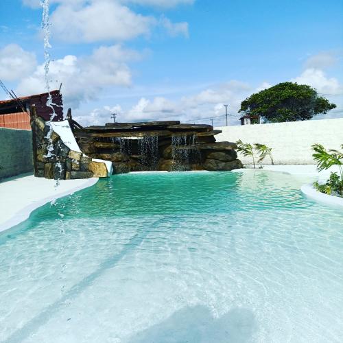 uma piscina com queda de água em Pousada Santo Amaro em Santo Amaro