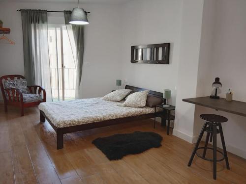 1 dormitorio con 1 cama, 1 mesa y 1 silla en Ideal Apartamento para familia con wifi, en Sagunto