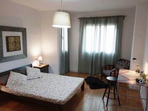 sala de estar con 1 cama, 1 mesa y 1 habitación en Ideal Apartamento para familia con wifi, en Sagunto
