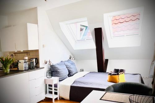 a small bedroom with a bed and a kitchen at Das Stader Nest in Stade