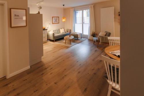 a living room with wood floors and a living room with a couch at Holt Stuuv in Ratzeburg