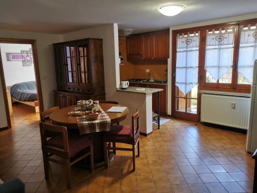 - une cuisine et une salle à manger avec une table et des chaises dans l'établissement Casa Cuore, à Sassello