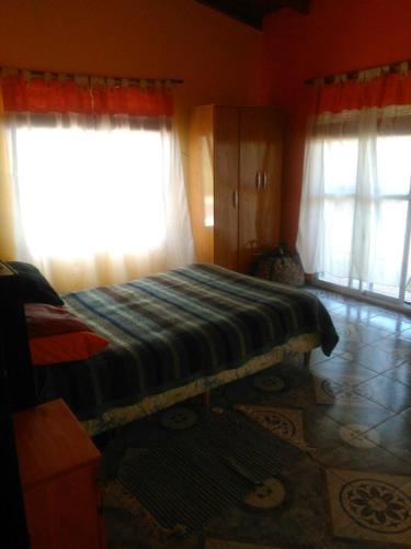 サンタ・マリアにあるSanta María de punillaのベッドルーム1室(ベッド1台、窓2つ付)