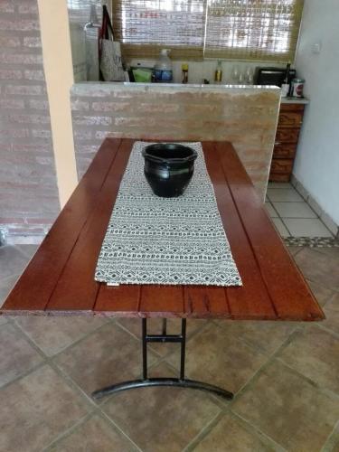 una mesa de madera con un bol encima en Santa María de punilla en Santa María