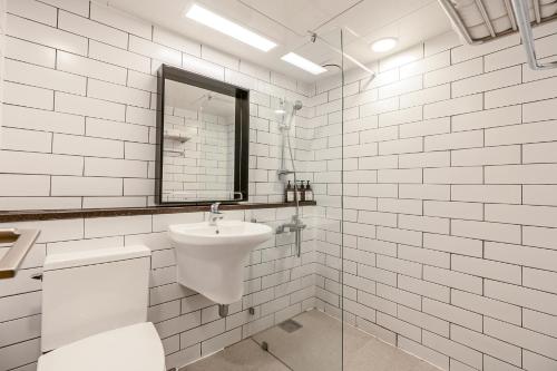Un baño de Heyy Seogwipo Hotel