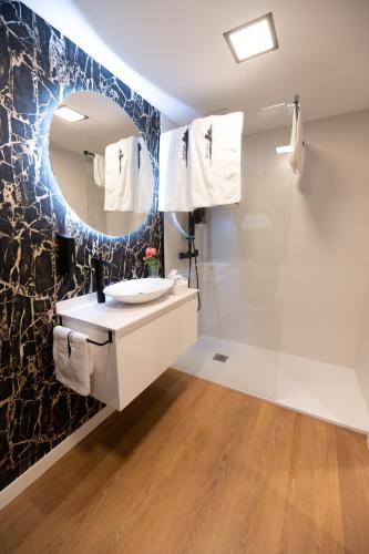 a bathroom with a sink and a mirror at Apartamento Illa do Santo in Bueu