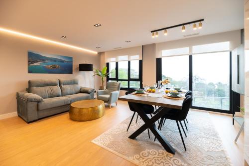 a living room with a table and a couch at Apartamento Illa do Santo in Bueu