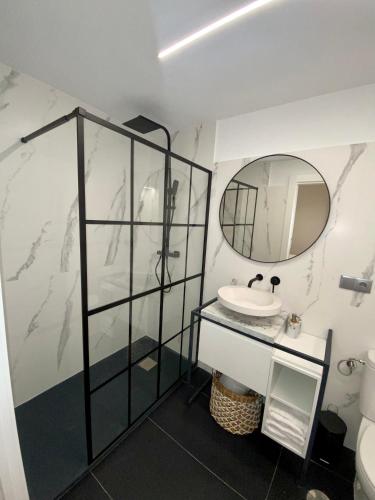 ein Bad mit einem Waschbecken und einem Spiegel in der Unterkunft Apartamento boutique Jaén 2 in Jaén