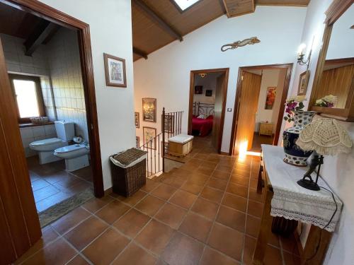 アラセナにあるCasa rural la Galvanaのタイルフロアのリビングルーム、バスルーム