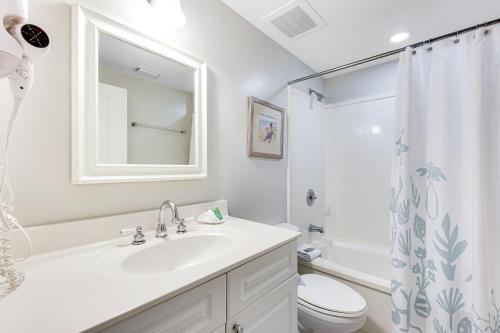 ein weißes Bad mit einem Waschbecken und einem WC in der Unterkunft Waterscape B628 in Fort Walton Beach