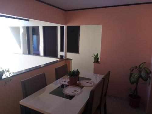 een eetkamer met een tafel en stoelen en een keuken bij Pousada Tio Sinhô e Tia Sinhá in Rio de Contas