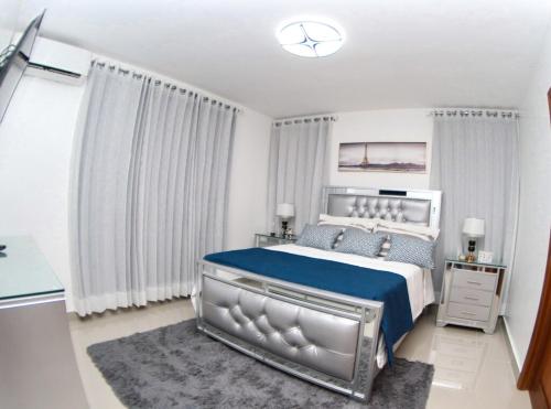 Postel nebo postele na pokoji v ubytování Luxurious 3-Bedroom Apartment with Pool & 24/7 security