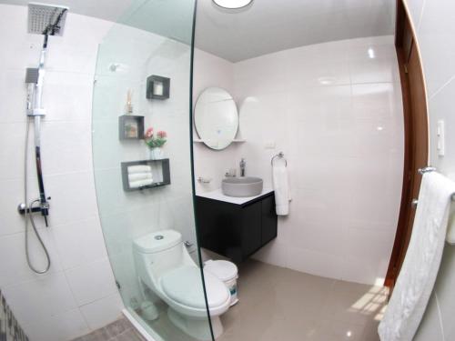 Koupelna v ubytování Luxurious 3-Bedroom Apartment with Pool & 24/7 security