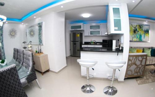Kuchyň nebo kuchyňský kout v ubytování Luxurious 3-Bedroom Apartment with Pool & 24/7 security