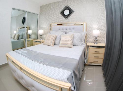 Postel nebo postele na pokoji v ubytování Luxurious 3-Bedroom Apartment with Pool & 24/7 security