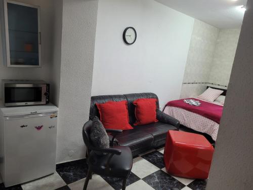 sala de estar con sofá y cama en Lunarota Home, en Madrid