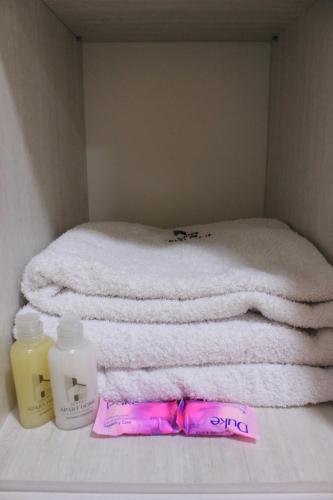 una habitación con toallas y botellas de detergente en una encimera en Centro Apart Home en Jesús María