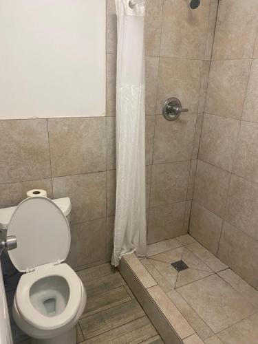 ein Bad mit einem WC und einer Dusche in der Unterkunft Americas Best Value Inn Thousand Oaks in Thousand Oaks