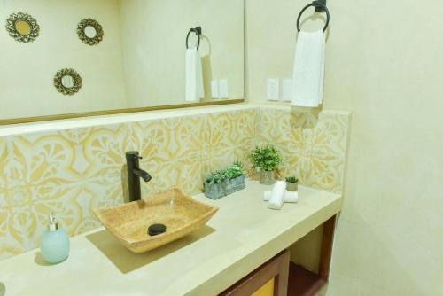 Et badeværelse på K an nah Diseño tropical inspirado en el jaguar