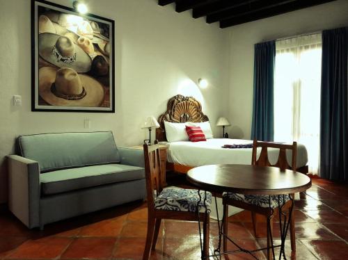 サンミゲル・デ・アジェンデにあるHotel La Lejonaのベッドルーム1室(ベッド1台、テーブル、椅子付)