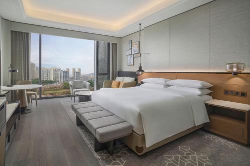 Postel nebo postele na pokoji v ubytování Sheraton Ninghai