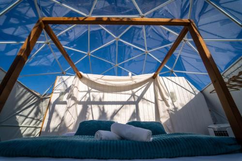 奇克拉納－德拉弗龍特拉的住宿－ADAMA Glamping，一间帐篷间,里面配有一张床