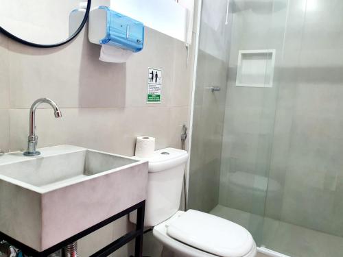 W łazience znajduje się umywalka, toaleta i prysznic. w obiekcie Matianellu Hostel w mieście Rio de Janeiro