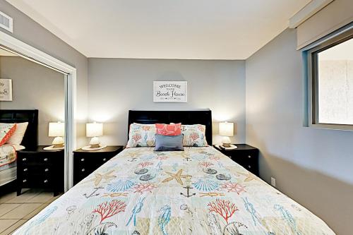 ein Schlafzimmer mit einem großen Bett und zwei Lampen in der Unterkunft Inverness #304 in South Padre Island