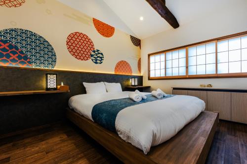 a bedroom with a large bed in a room at Shulinso 秀林荘 in Kyoto