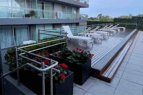 Un balcón o terraza en Madero Harbour , seguridad 24 hs y parking