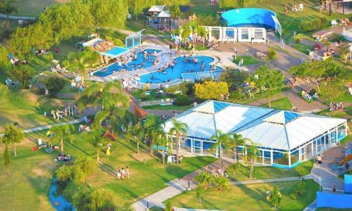 una vista aérea de un parque acuático con piscina en SOLAR 17 en Chajarí