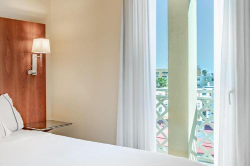 AC Hotel La Línea by Marriott tesisinde bir odada yatak veya yataklar