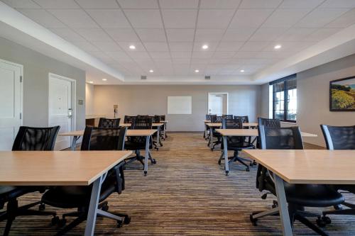 a classroom with tables and chairs and a whiteboard at TownePlace Suites by Marriott San Luis Obispo in San Luis Obispo