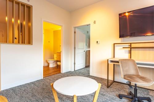 um quarto com uma secretária, uma mesa e uma cadeira em TownePlace Suites by Marriott Raleigh - University Area em Raleigh