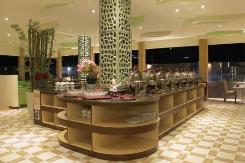 En restaurant eller et andet spisested på Zamzam Hotel and Convention Batu Powered By Archipelago